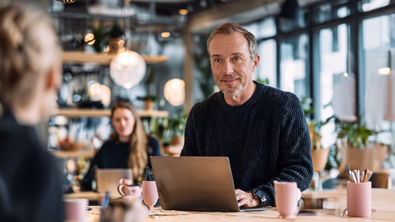 Byrå kreatör presenterar AI video för kund